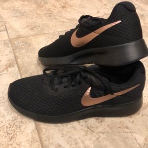 NEW Women’s Black nike tanjun